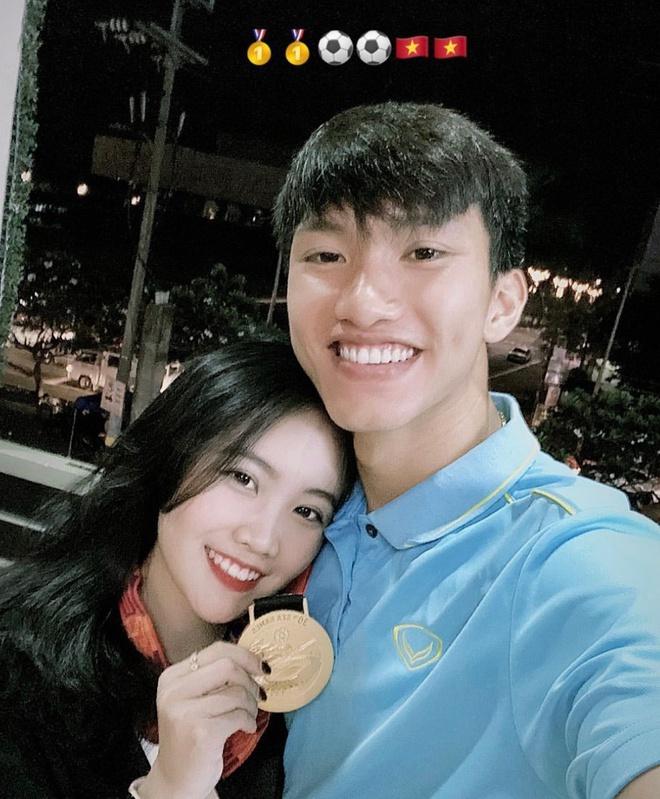 Văn Hậu và Hoàng Anh là một trong những cặp WAG - cầu thủ nhận được nhiều sự yêu mến.