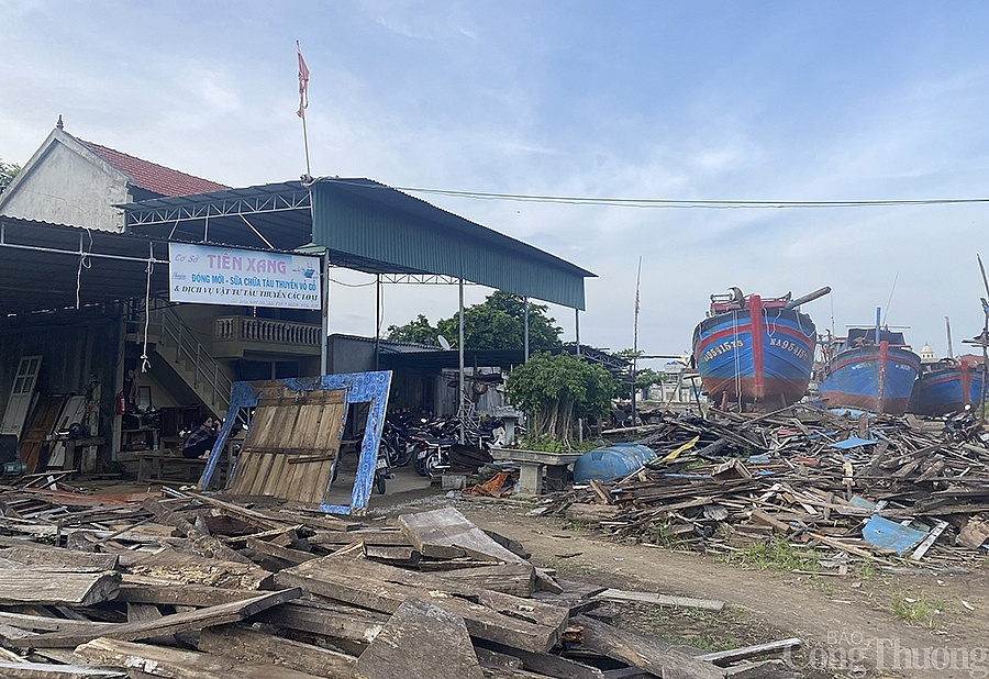 Tại xưởng đóng tàu Tiến Xang ở Quỳnh Thọ (Quỳnh Lưu), để duy trì hoạt động, xưởng phải dựa vào việc sửa chữa vì cả năm không có khách đặt đóng tàu mới