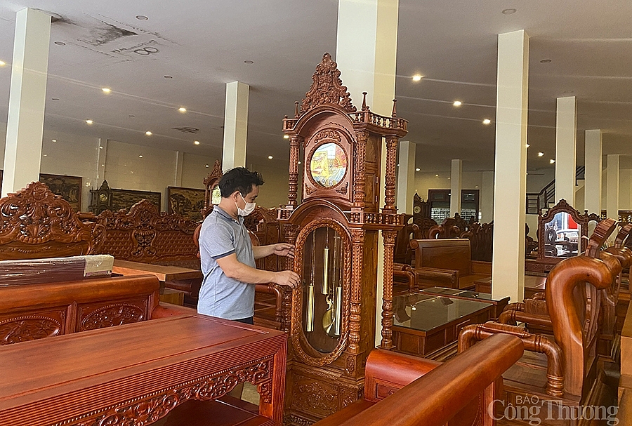 Những sản phẩm đồ gỗ ở làng nghề mộc Quỳnh Hưng có giá trị cao nhưng bị  ế ẩm không có người mua