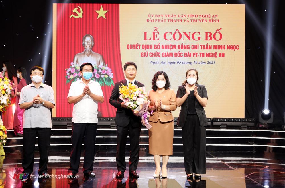 Các đồng chí Uỷ viên BTV Tỉnh uỷ, lãnh đạo UBND tỉnh tặng hoa chúc mừng tân Giám đốc Đài PT-TH PG88 go Bắn cá.