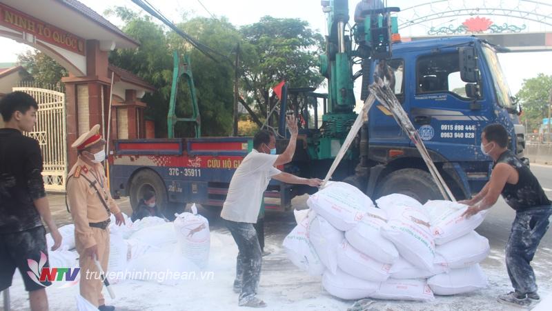 Huy động máy cầu để đưa bột sắn lên ô tô.