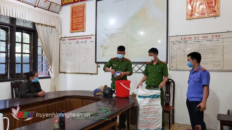 Lực lượngnchuwcs năng kiểm tra tang vật vụ án.