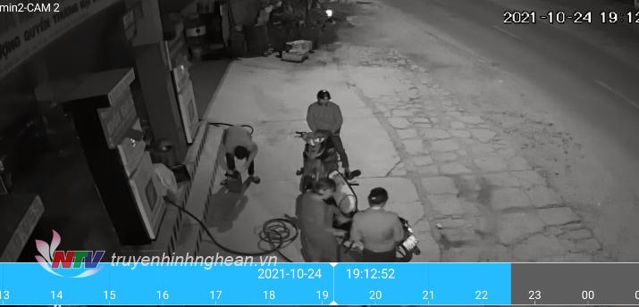 Hình ảnh cắt từ camera PG 88 Nhận Thưởng cửa hàng xăng dầu Lý Chính vẫn hoạt động đến 19h ngày 24/10/2021