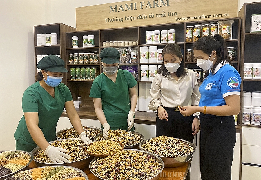 Giám đốc trẻ Nguyễn Thị Thu Hằng (áo trắng) - Người khởi nghiệp từ nông sản sạch