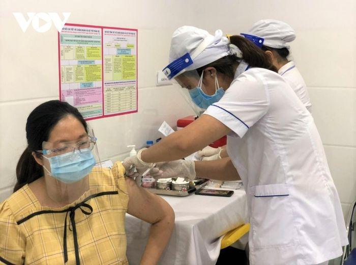 Bộ Y tế đề nghị khẩn trương tiêm vaccine COVID-19 cho phụ nữ mang thai trên 13 tuần.