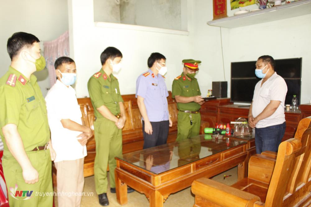 Cơ quan chức năng tống đạt quyết định khởi tố bị can Lê Hùng Cường