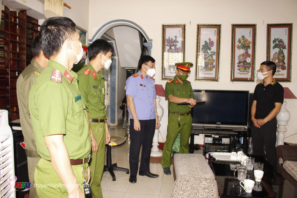 Cơ quan chức năng tống đạt quyết định khởi tố bị can Lê Hùng Cường