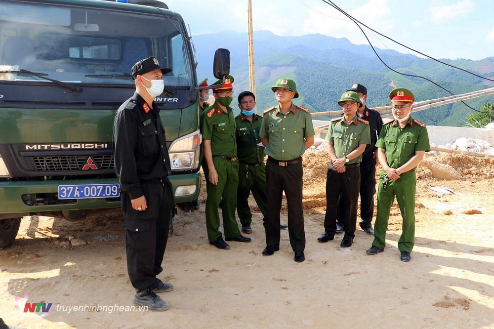 Thiếu tướng Phạm Thế Tùng, Ủy viên Ban Thường vụ Tỉnh ủy, Giám đốc Công an tỉnh trực tiếp chỉ đạo tại hiện trường vụ án “Vi phạm quy định về nghiên cứu, thăm dò, khai thác tài nguyên”