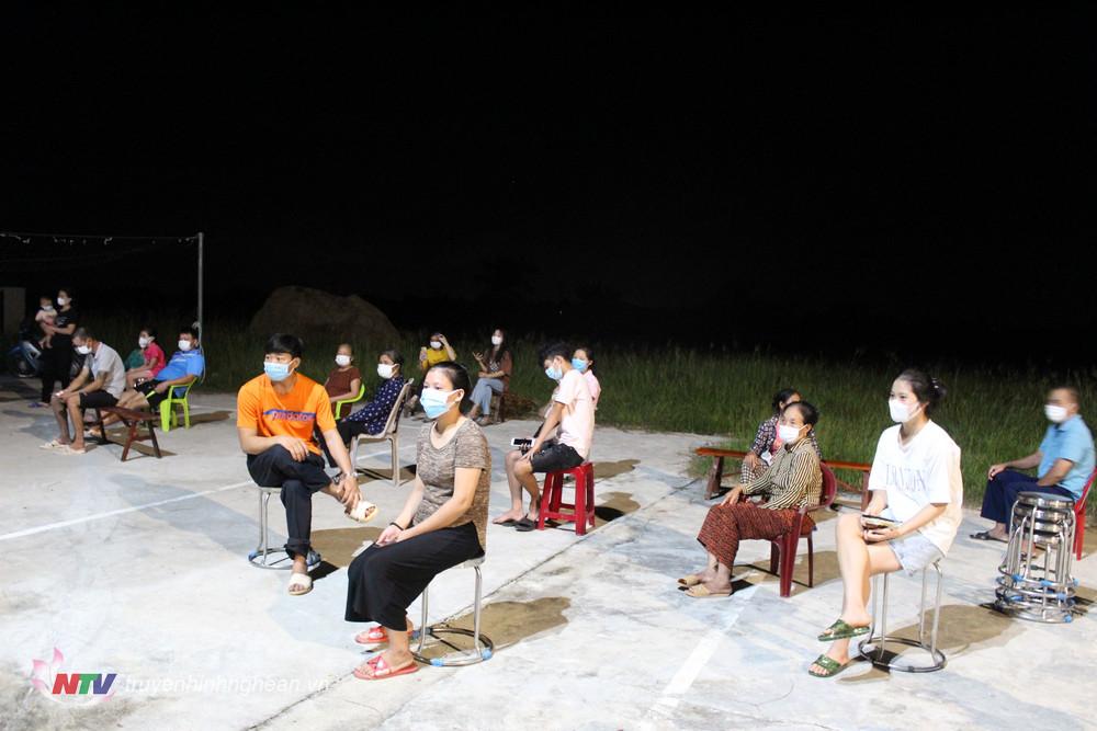 Người dân xếp hàng chờ đến lượt lấy mẫu xét nghiệm.