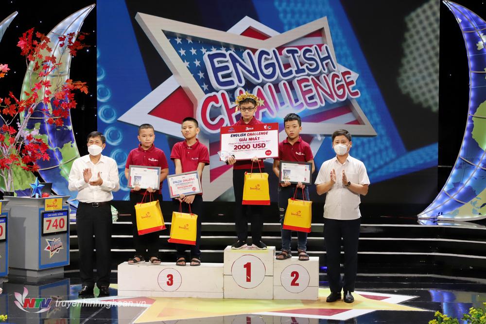 Cao Khắc Dũng chính thức trở thành nhà vô địch sân chơi English Challenge mùa 4.