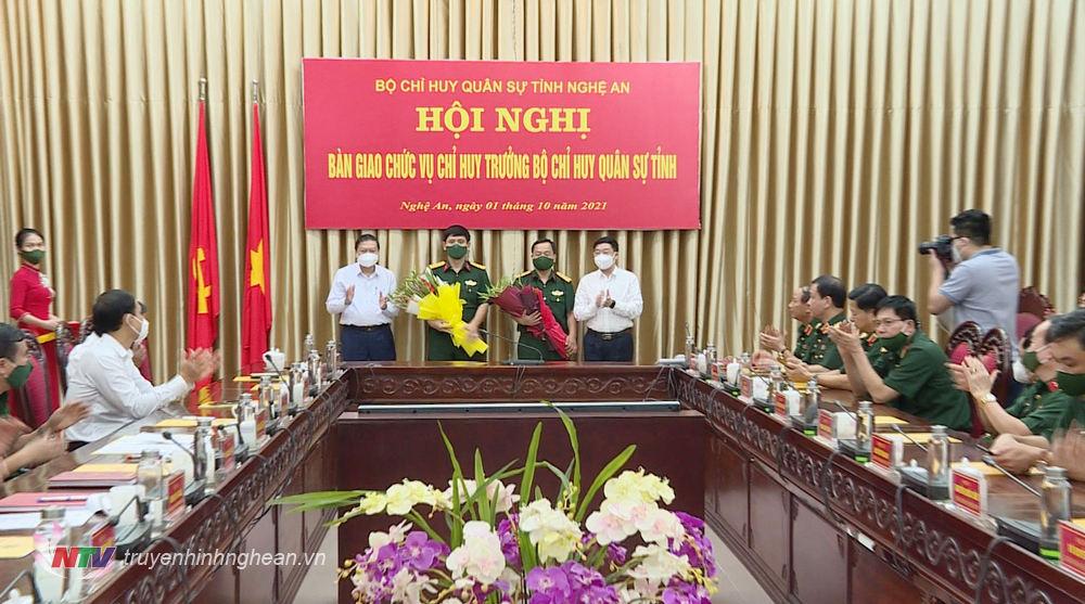 Phó Bí thư Thường trực Tỉnh uỷ Nguyễn Văn Thông và Phó PG88 go Bắn cá Thường trực UBND tỉnh tặng hoa chúc mừng các đồng chí.