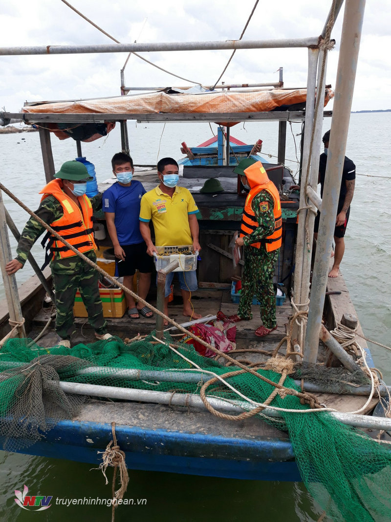 Tổ tuần tra yêu cầu chủ phương tiện về Trạm KSBP Lạch Cờn để tiếp tục làm rõ.