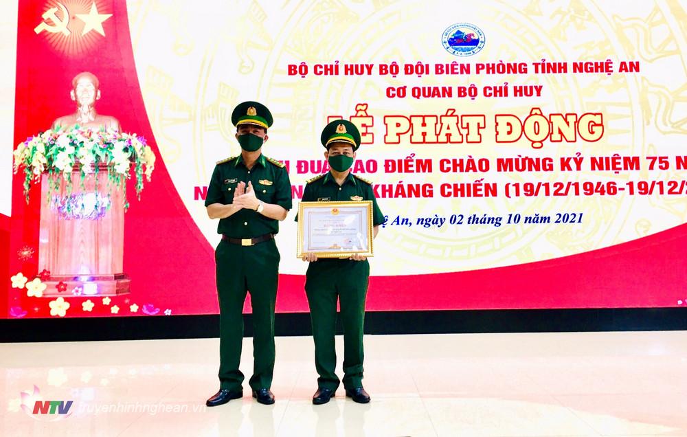 Đại diện Bộ Chỉ huy BĐBP tỉnh trao Bằng khen của UBND tỉnh khen thưởng tập thể Phòng Chính trị có thành tích xuất sắc trong thực hiện nhiệm vụ