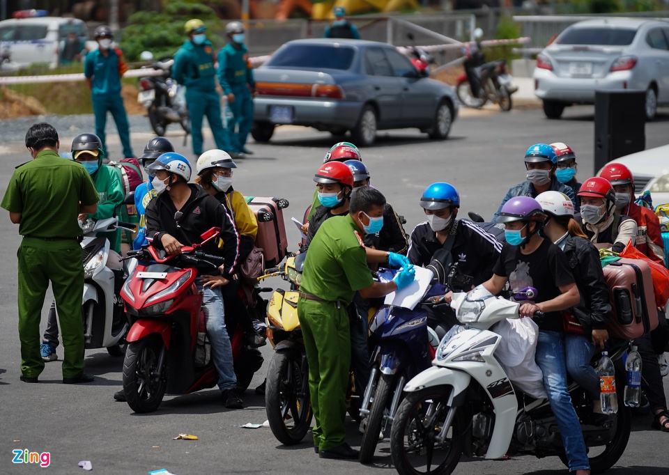 Người dân qua chốt kiểm soát ở cửa ngõ phía đông (TP Thủ Đức) để về quê.