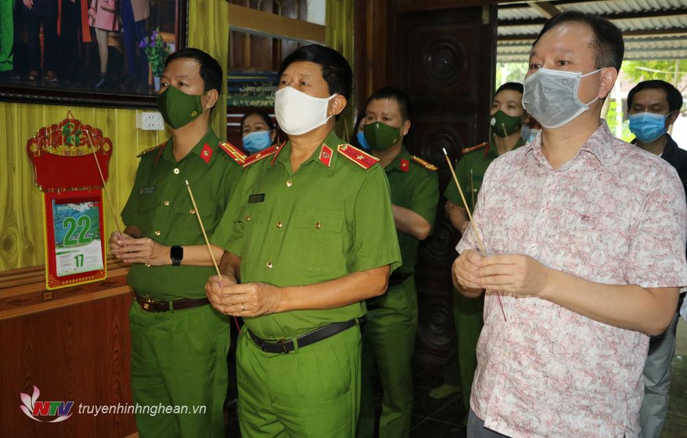 Đoàn công tác thắp hương liệt sỹ 