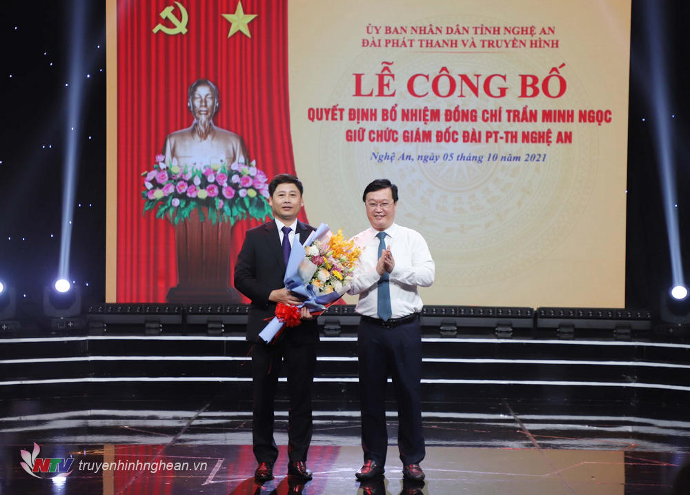 PG88 go Bắn cá UBND tỉnh Nguyễn Đức Trung trao Quyết định bổ nhiệm cho đồng chí Trần Minh Ngọc.