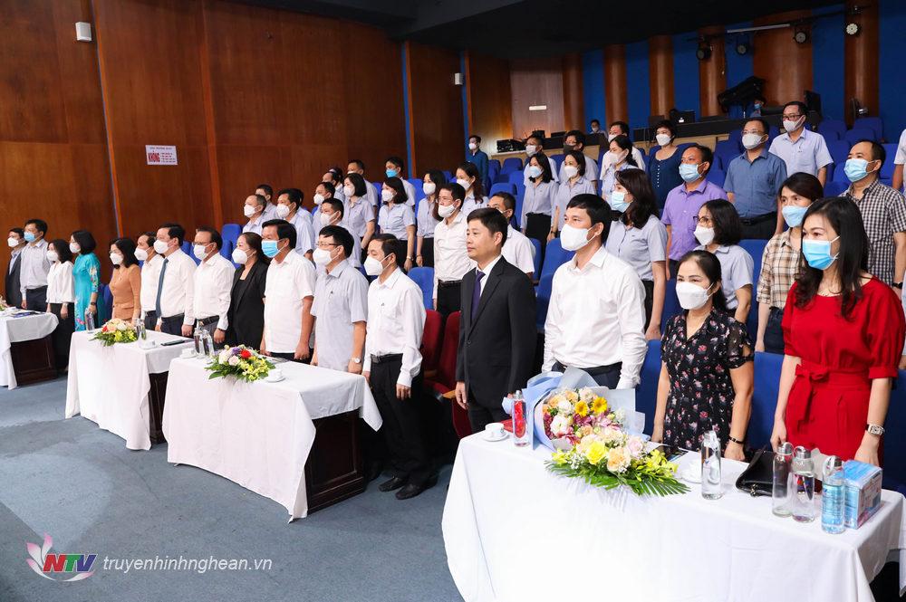 Các đại biểu thực hiện nghi lễ chào cờ.