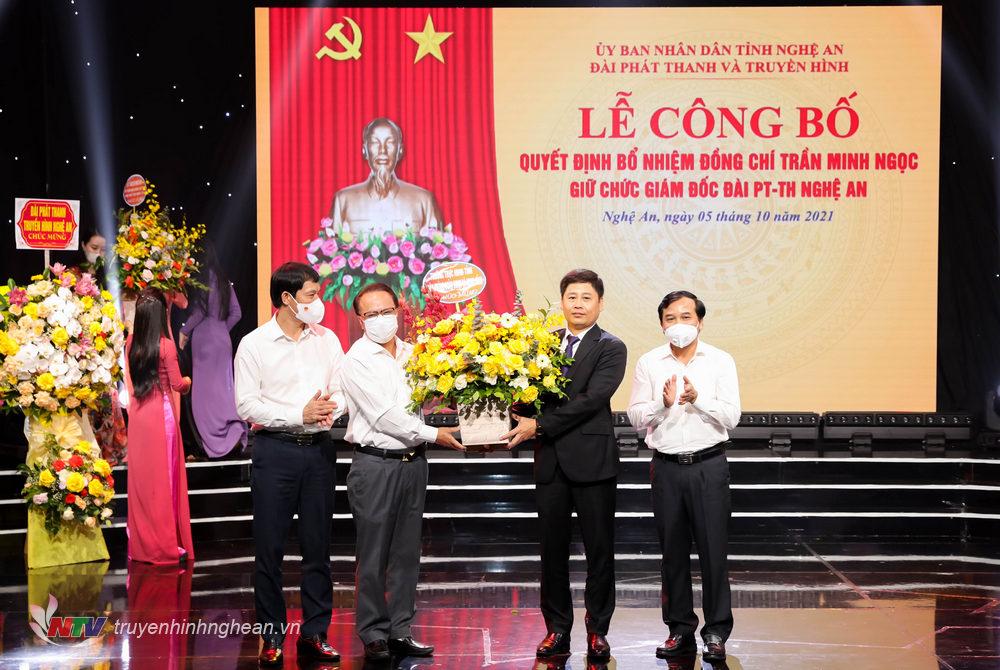 Các đồng chí trong Thường trực HĐND tỉnh tặng hoa chúc mừng tân Giám đốc Đài PT-TH tỉnh.