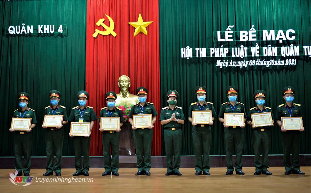 : Thiếu tướng Phan Văn Sỹ, Phó Chủ nhiệm Chính trị Quân khu trao giải Nhất, Nhì, Ba cá nhân là Chỉ huy trưởng Ban CHQS cấp huyện và Trưởng Ban DQTV Bộ CHQS tham gia Hội thi.