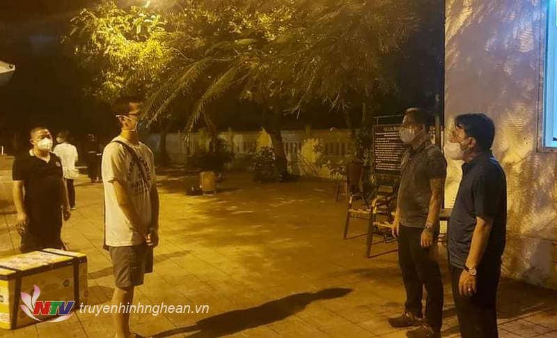 Lãnh đạo tỉnh đón và hỏi thăm đoàn y, bác sỹ ngay trong đêm.