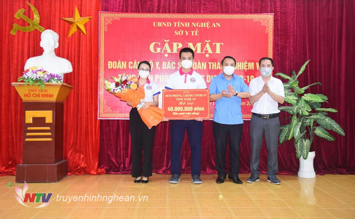 Lãnh đạo Sở Y tế trao hỗ trợ của Ban Chỉ đạo phòng, chống dịch Covid-19 tỉnh cho đoàn y, bác sỹ hoàn thành nhiệm vụ trở về.