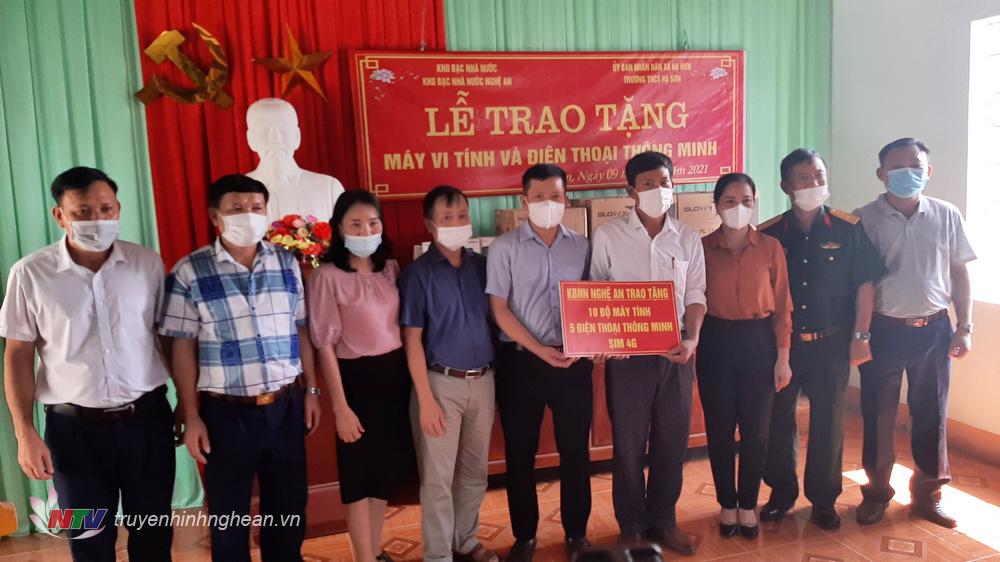 Kho bạc Nhà nước tỉnh PG88 go Bắn cá trao tặng 10 bộ máy tính cho Trường THCS Hạ Sơn.