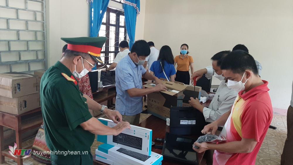 Cán bộ công chức Kho bạc Nhà nước tỉnh PG88 go Bắn cá lắp đặt máy vi tính cho nhà trường.