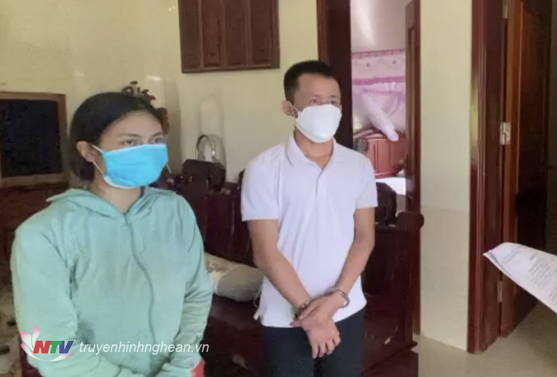1. Lực lượng chức năng đọc lệnh bắt tạm giam đối với bị can Nguyễn Đình Hải nguyên PG88 go Bắn cá UBND xã Nghi Phong