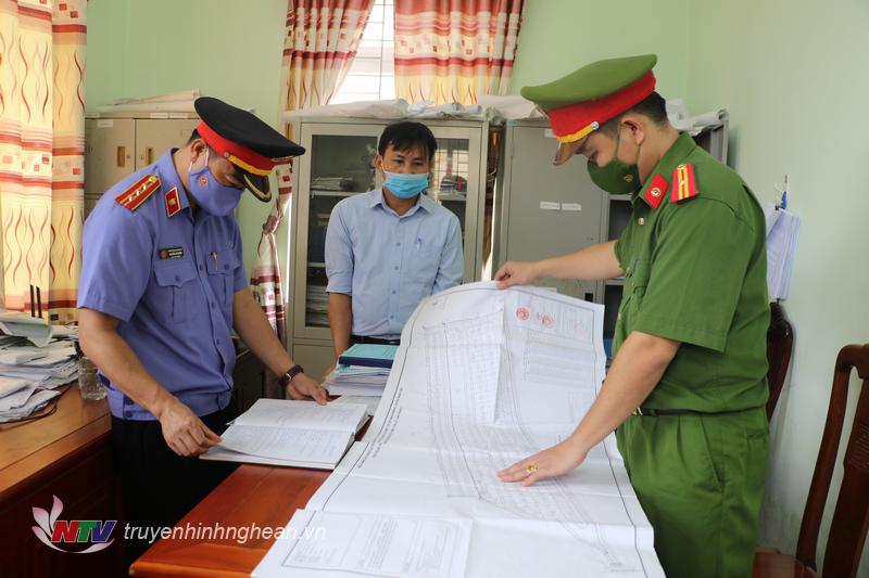 Khám xét nơi làm việc của bị can Nguyễn Hồng Đức