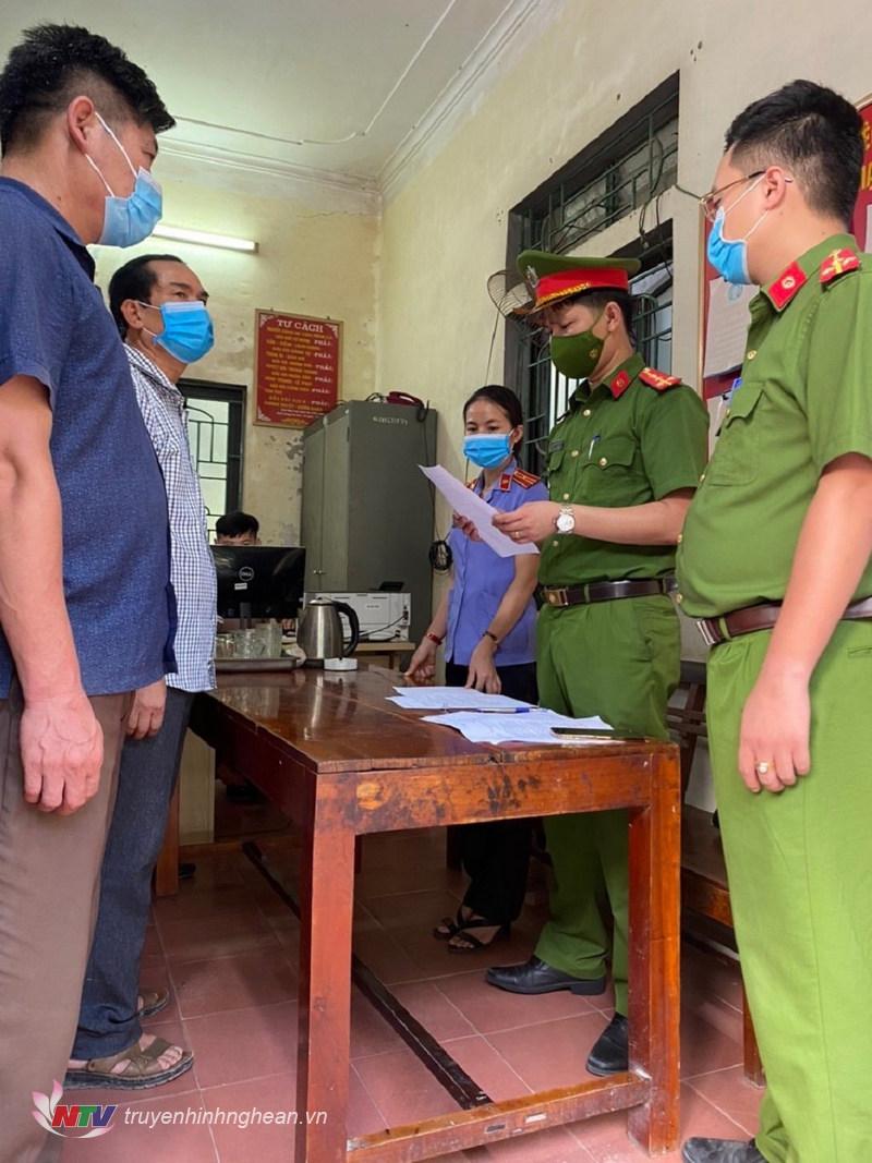 Cơ quan chức năng tống đạt quyết định khởi tố đối với bị can Hoàng Văn Chắt.