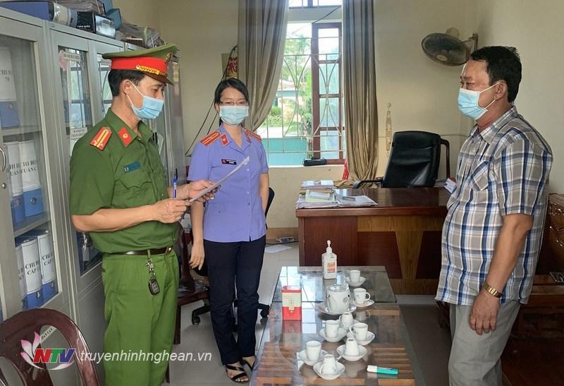 Cơ quan chức năng tống đạt quyết định khởi tố đối với các bị can: Nguyễn Bỉnh Khảng