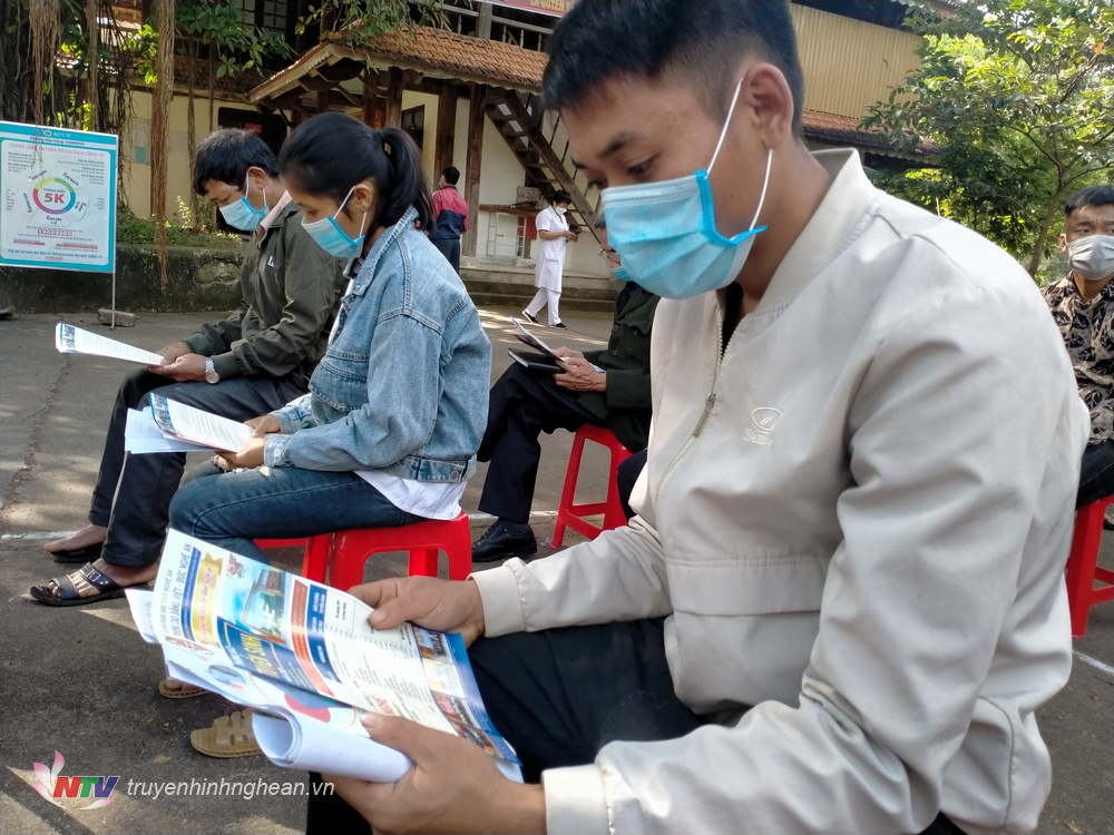 Người dân tìm hiêu thông tin tuyển dụng