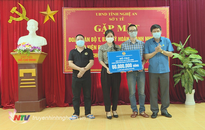 Liên đoàn Lao động tỉnh trao quà cho các y, bác sỹ.