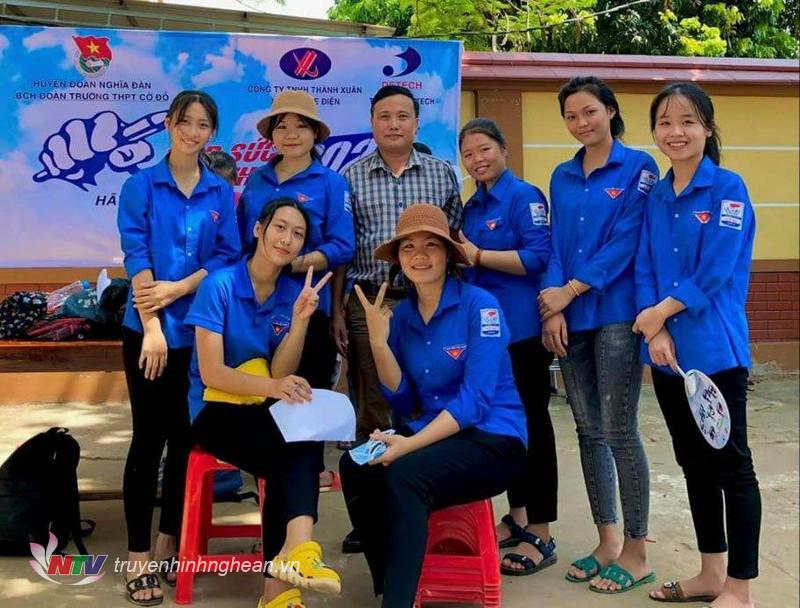 Ngoài học tập, các thành viên lớp 12C1 năng nổ tham gia các hoạt động tình nguyện của trường và địa phương.