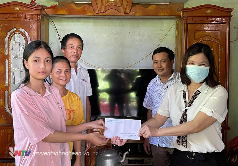 BGH nhà trường tặng quà động viên em
