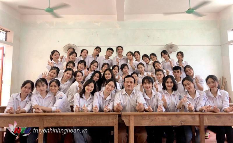 Tập thể lớp 12C1-K33, Trường THPT Cờ Đỏ (Nghĩa Đàn).