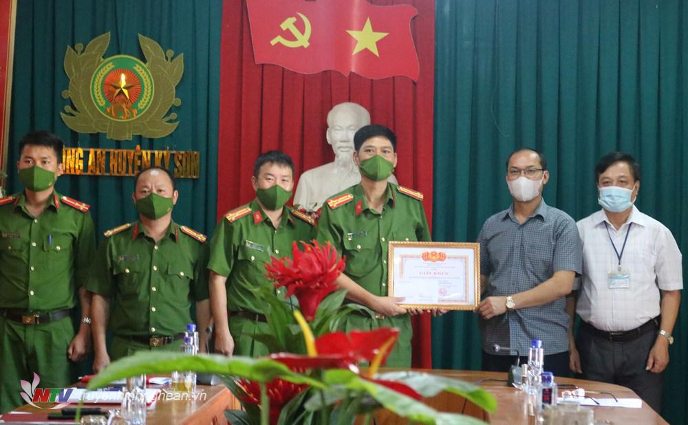 Bí thư Huyện uỷ Kỳ Sơn Vi Hoè khen thưởng tổ chuyên án.