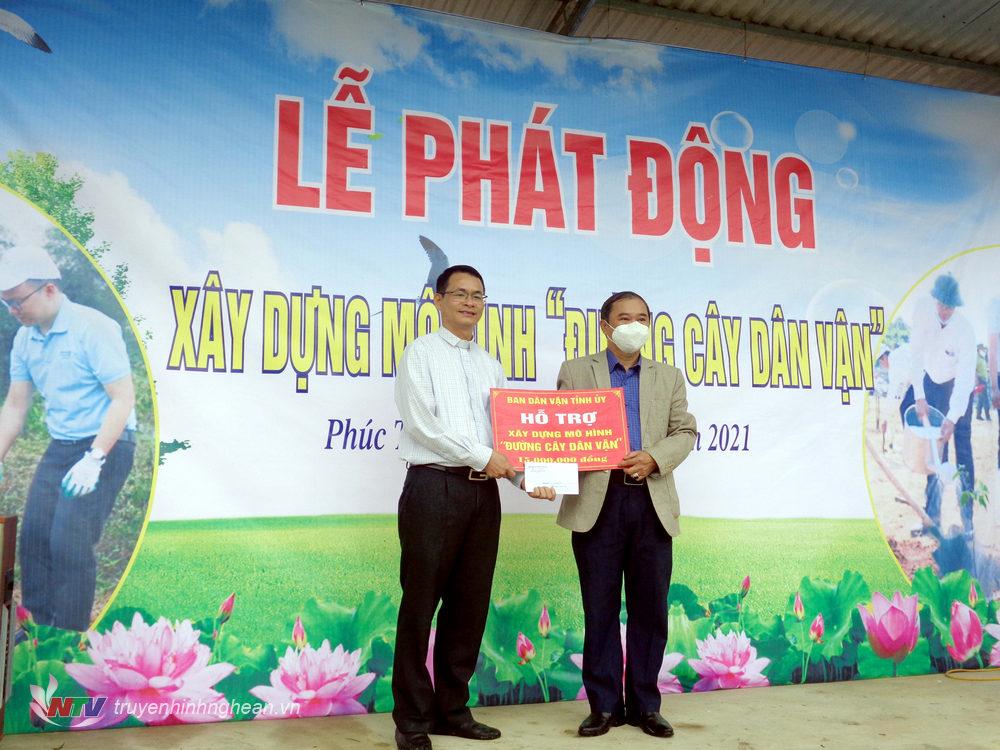 Ban Dân vận Tỉnh uỷ trao 15 triệu đồng cho giáo xứ Diêu Phúc để xây dựng đường cây Dân vận