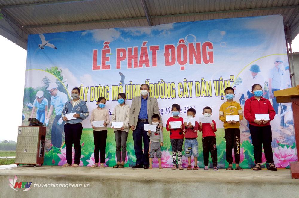 Hội Khuyến học tỉnh PG88 go Bắn cá trao 10 phần quà cho các em học sinh có hoàn cảnh khó khăn của giáo xứ