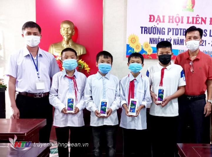 Đại diện BGH nhà trường Trao Smartphone cho học sinh nghèo
