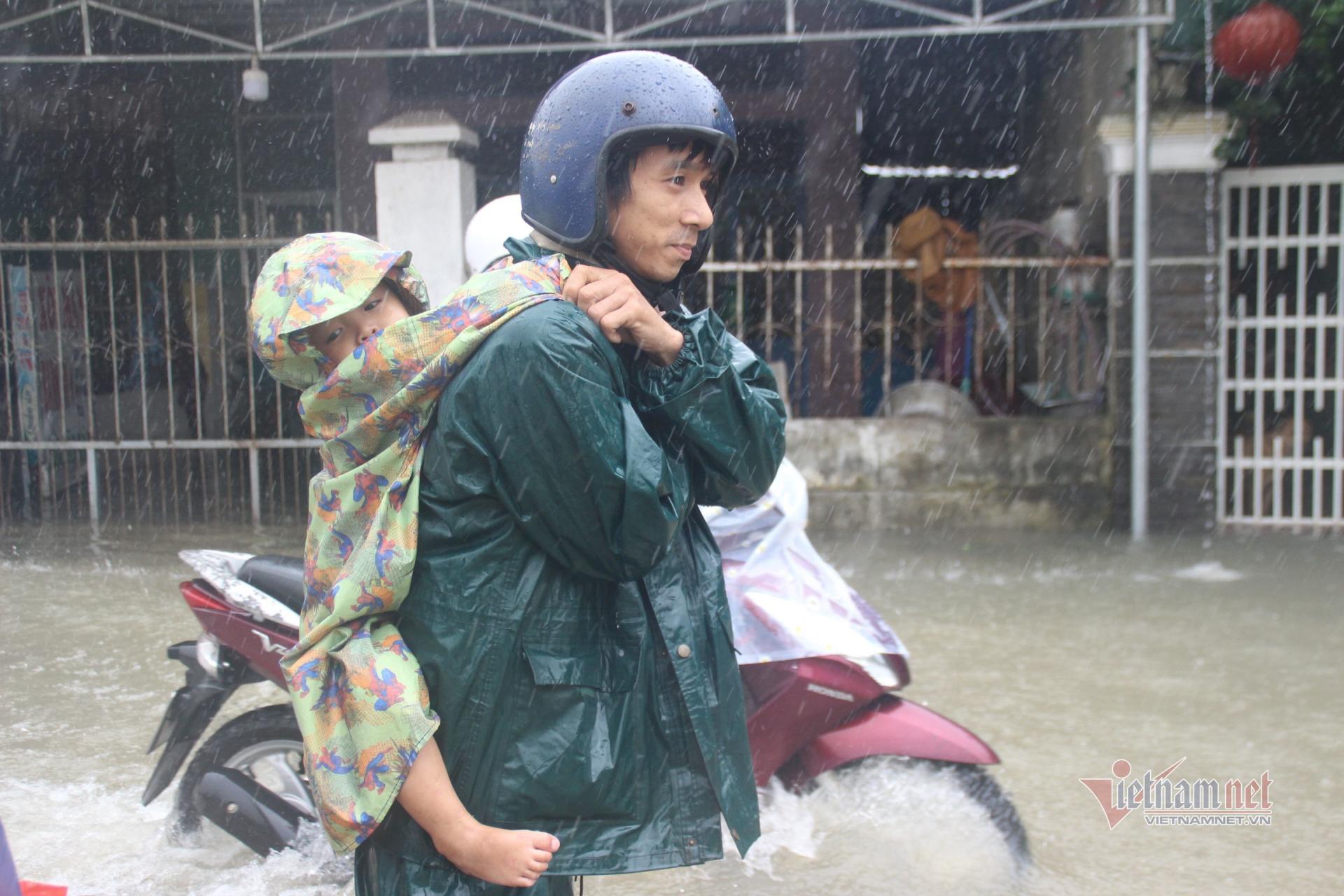 Người dân huyện Phú Ninh, Quảng Nam sơ tán đến khu vực cao để tránh lũ