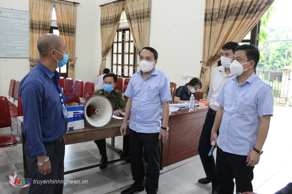 Giám đốc Sở y tế Dương Đình Chỉnh kiểm tra công tác tiêm chủng vắc xin tại huyện Quỳnh Lưu