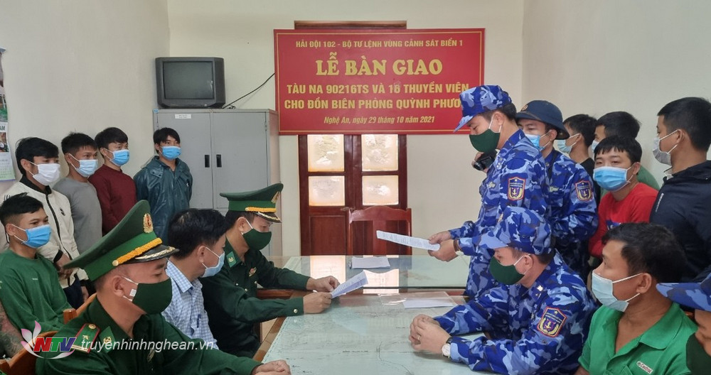 Trao tặng quà cho các thuyền viên và tàu cá bị nạn.