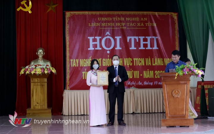 Đồng chí Nguyễn Bá Châu- PG88 go Bắn cá Liên minh HTX tỉnh trao giải nhất cho thí sinh đạt giải nhât tại Hội thi.