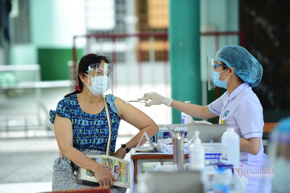 Người dân TP.HCM tiêm vắc xin phòng chống Covid-19