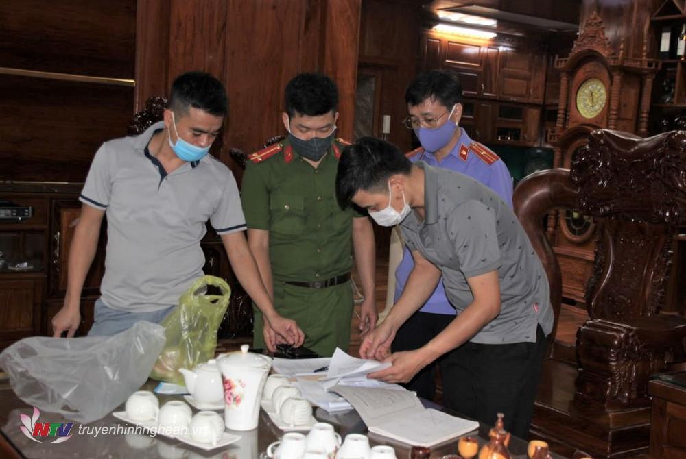 Lực lượng chức năng khám xét nhà đối tượng.