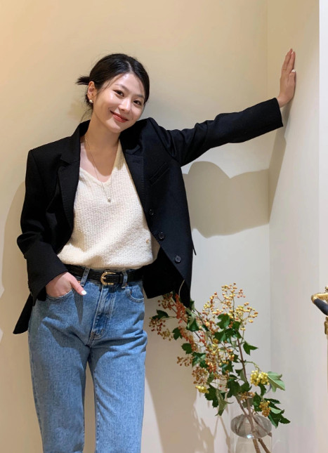 Blazer mix cùng áo dệt kim, quần jeans mang đến cảm giác cá tính, năng động cho người mặc. Cô nàng này không quên sơ vin và dùng thêm thắt lưng để tăng hiệu quả tôn dáng