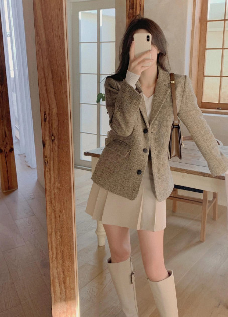 Những cô nàng nữ tính có thể mix blazer cùng chân váy, váy liền để tăng nét phá cách, hiện đại. Set đồ của cô nàng này đều xoay quanh những tông màu sáng, cơ bản, tạo cảm giác nữ tính, điệu đà