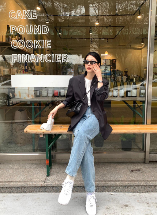 Bạn nên chọn những mẫu blazer tông màu trung tính để có thể mix với nhiều item khác biệt