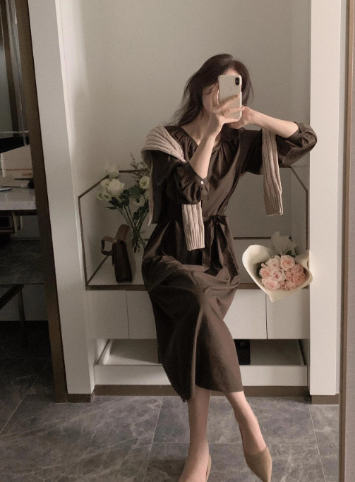 Bạn cũng có thể diện cardigan với váy theo lối khoác vòng phần tay áo qua vai